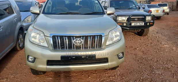 Toyota Land Cruiser Prado 2011 Gold - 1
