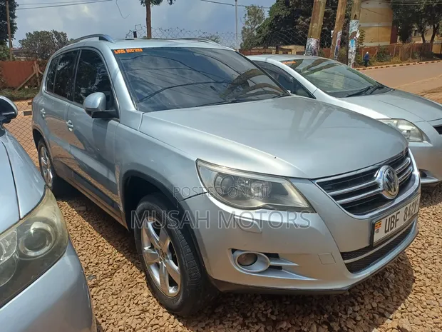 Volkswagen Tiguan S 2010 Silver - 1