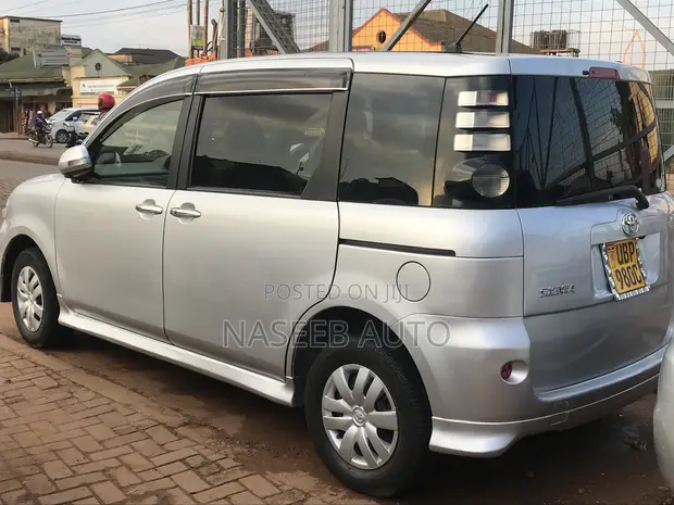 Toyota Sienta 2008 Silver - 1