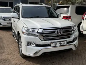 Toyota Land Cruiser V8 2017 White