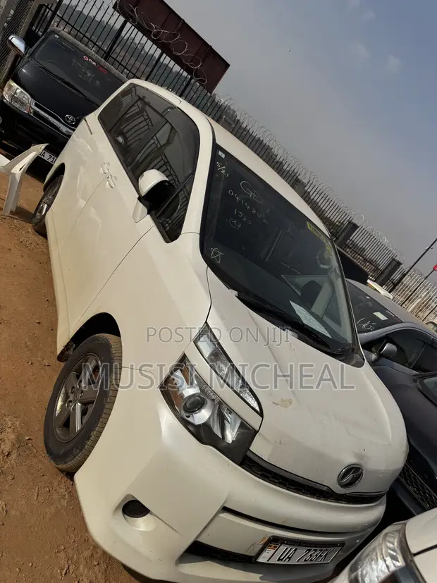 Toyota Noah 2.0 143hp FWD (8 Seater) 2012 Silver - 1