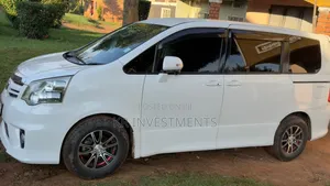 Toyota Noah 2.0 143hp AWD 8 Seater 2012 White