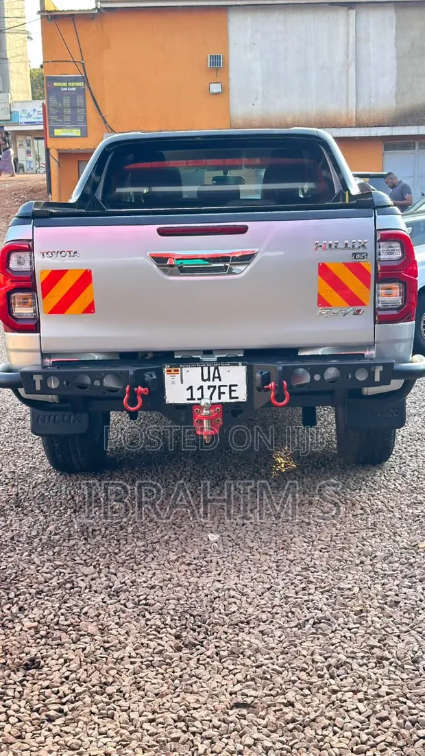 Toyota Hilux 2016 Silver - 1