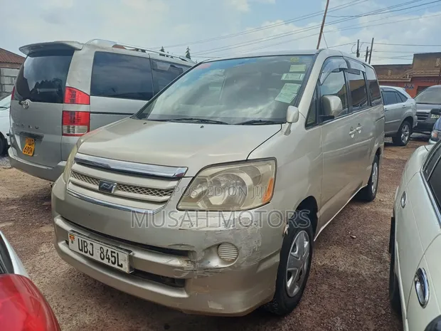 Toyota Noah 2005 Gold - 1