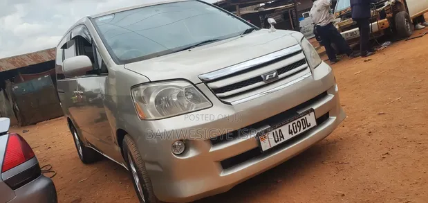 Toyota Noah 2006 Gold - 1