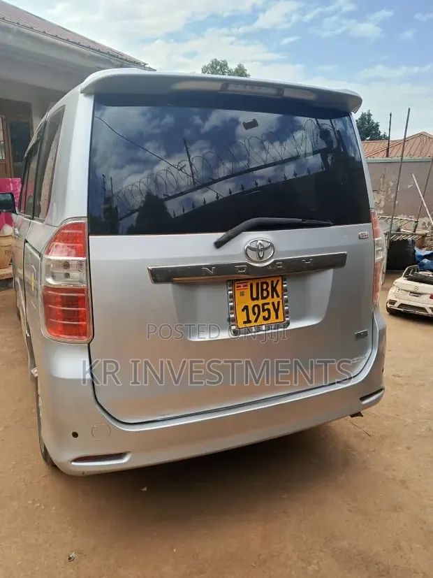 Toyota Noah 2.0 143hp AWD (7 Seater) 2008 Silver - 1