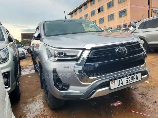 Toyota Hilux 2020 Silver - 1