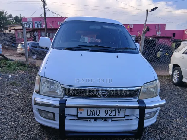 Toyota Noah 2001 - White - 1