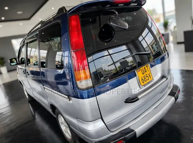 Toyota Noah 2.0 AWD (8 Seater) 2001 Blue - 1