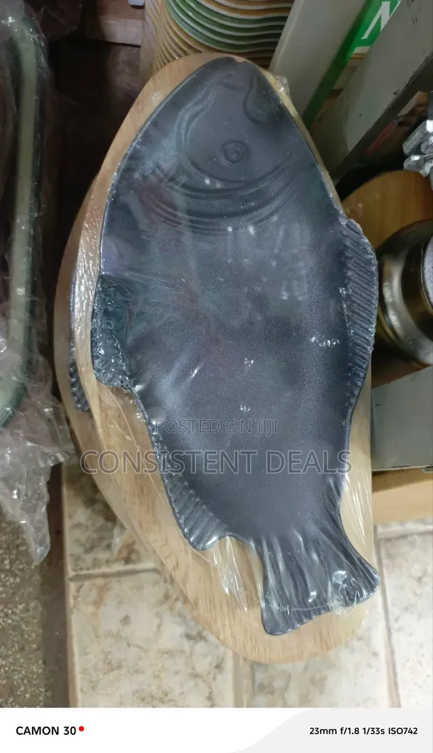 Fish-Shaped Cast Iron Sizzling Pan with Wooden Base - 1
