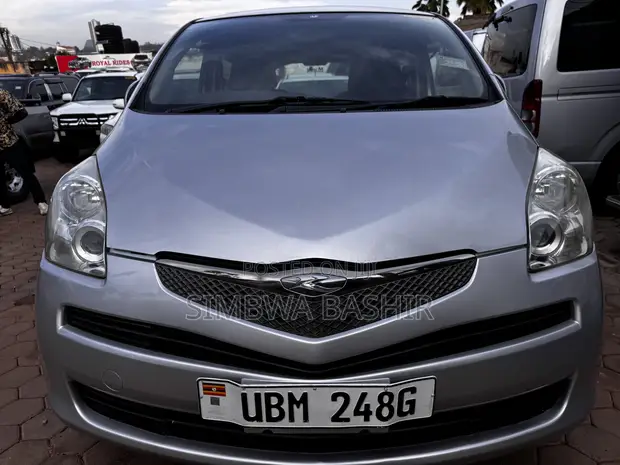 Toyota Ractis 2008 Silver - 1