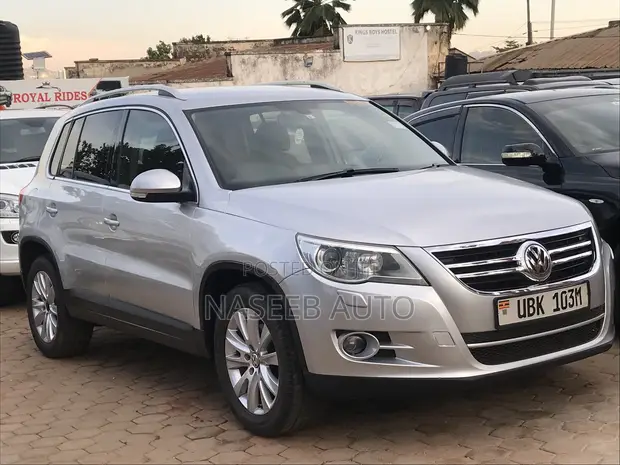 Volkswagen Tiguan 2011 Silver - 1