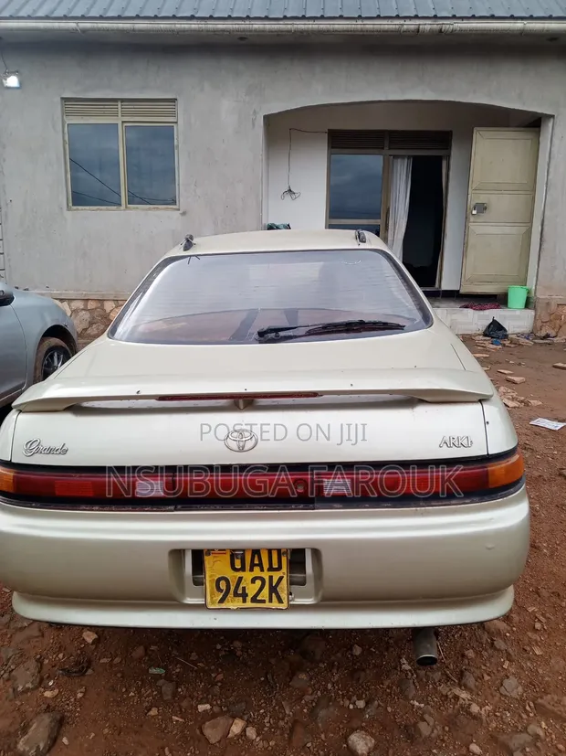 Toyota Mark II 1992 Gold - 1
