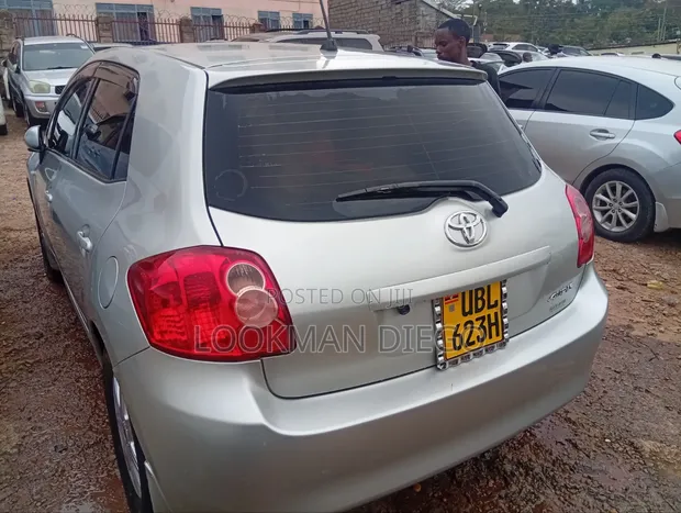 Toyota Auris 2010 Gold - 1