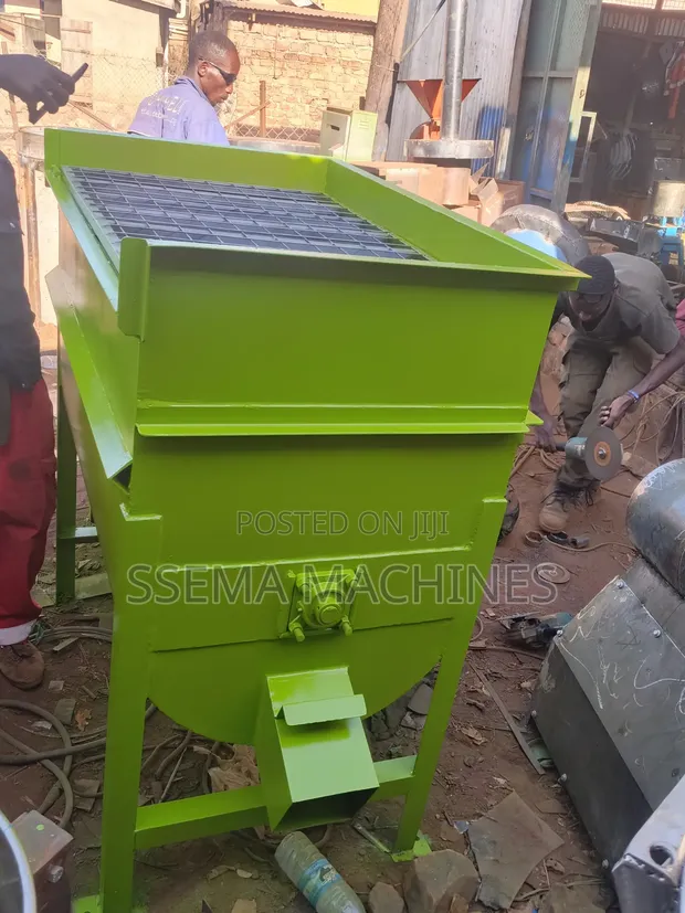 Heavy-Duty 500kg Commercial Feed Mixer Tank - 1