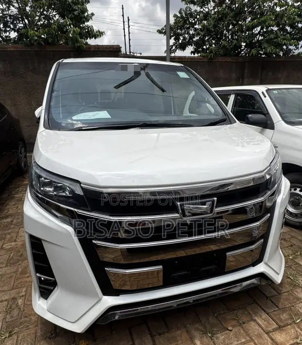 Toyota Noah 2017 White - 1