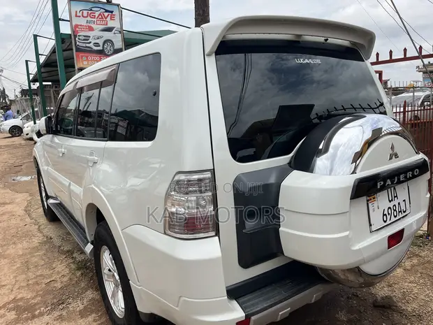 Mitsubishi Pajero 2010 White - 1