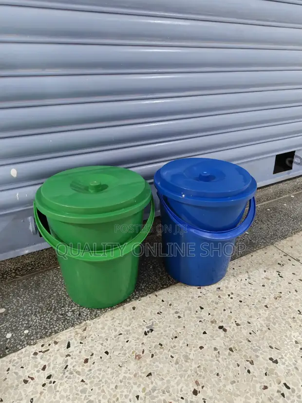 10L Plastic Bucket with Lid and Handle - 1