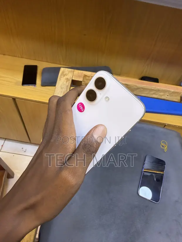 Apple iPhone 16 128GB White - 1