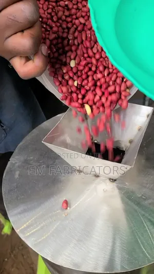 Quality Groundnut Shelling Machine - 7kg Capacity