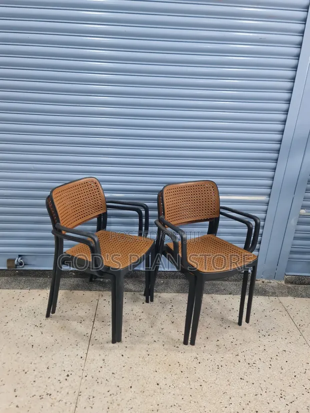 1pc Black Framed Plastic Chairs - 1