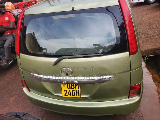 Toyota ISIS 2008 Gold - 1