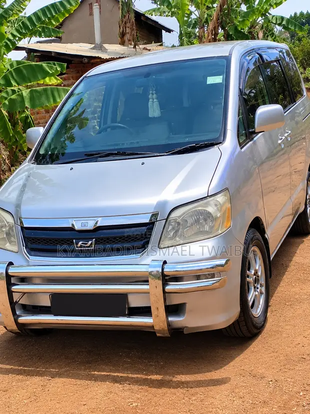 Toyota Noah 2.0 FWD (8 Seater) 2005 Silver - 1