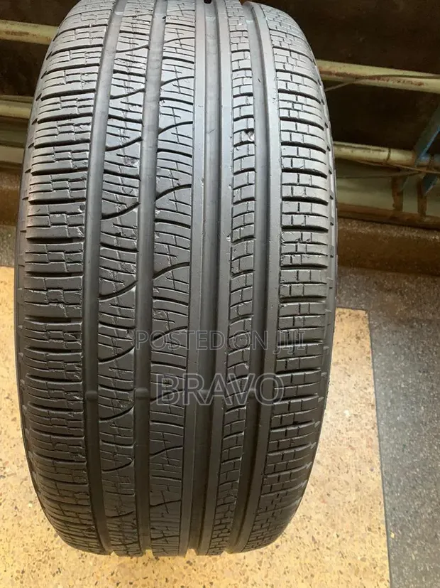 Pirelli Scorpion 275/40R22 Tire for Range Rover - 1