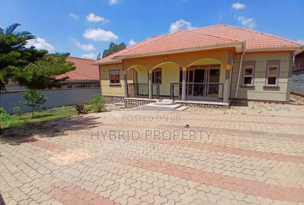 5 Bedroom House for Sale in Wakiso~Kayunga Town - 1