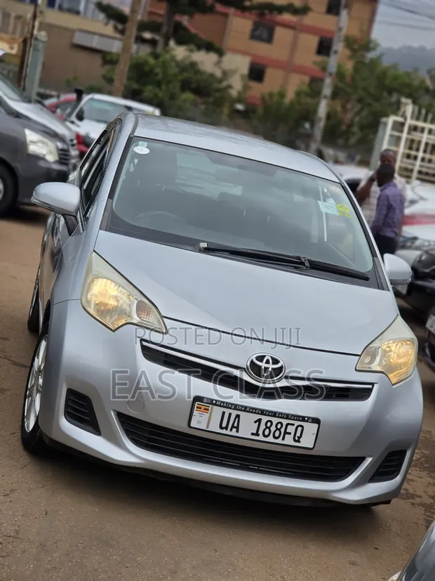 Toyota Ractis 2012 Silver - 1