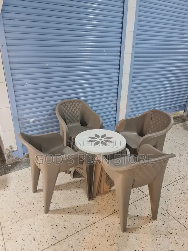 Ever Simple Plastic Table for Bar, Dining, and Restaurant - 1