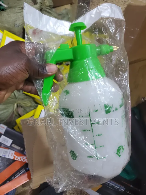 2-Litre Manual Pump Garden Sprayer - 1