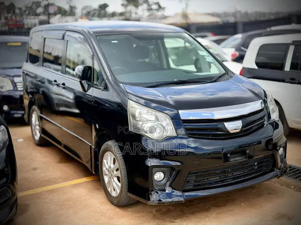 Toyota Noah 2.0 143hp AWD (7 Seater) 2013 Black - 1