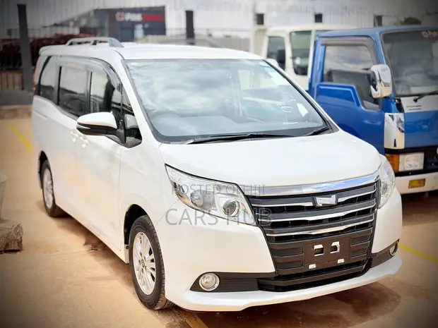 Toyota Noah 2.0 AWD (7 Seater) 2015 White - 1