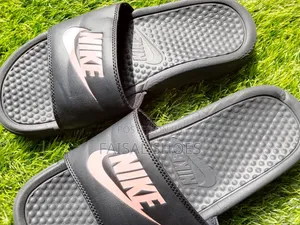 Men's Nike Size 40 Sandals