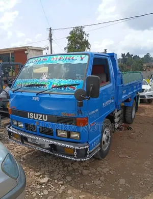 Isuzu Elf Long Truck