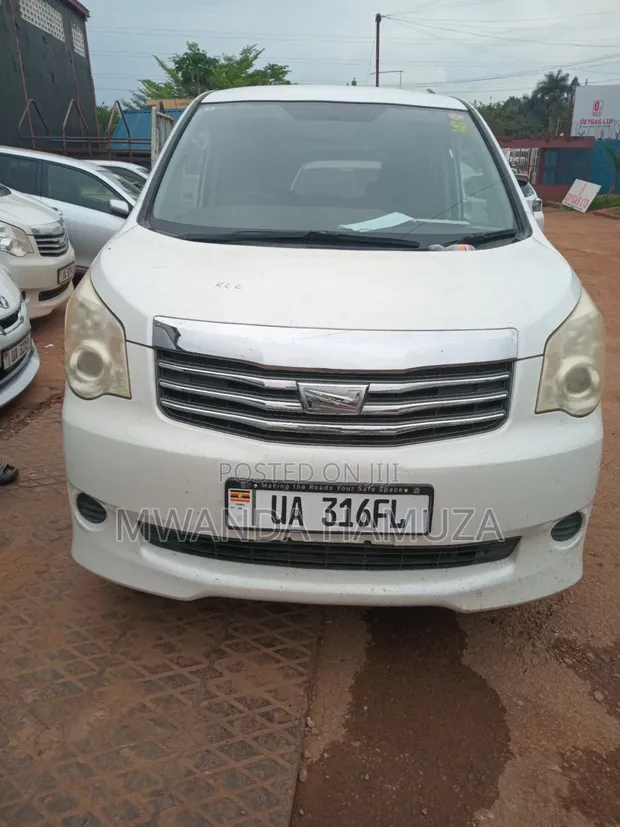 Toyota Noah 2011 White - 1