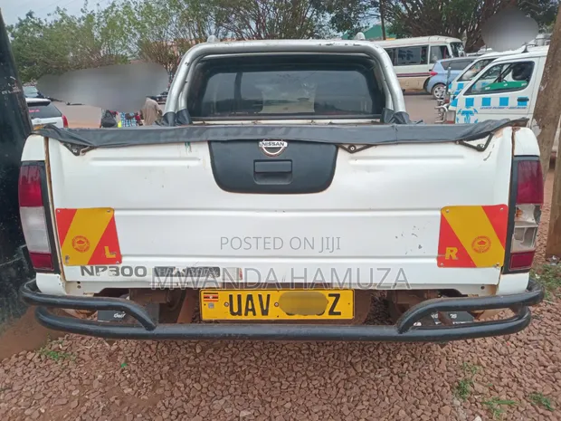 Nissan Hardbody 2012 White - 1