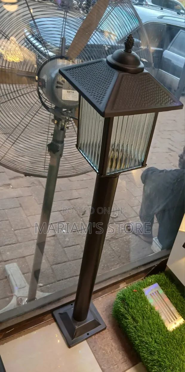 Outdoor Post Light with Fluted Glass and Pyramid Cap - 1