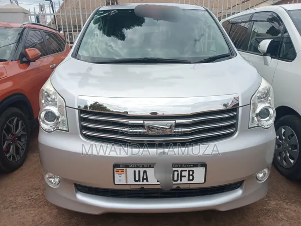 Toyota Noah 2013 Silver - 1