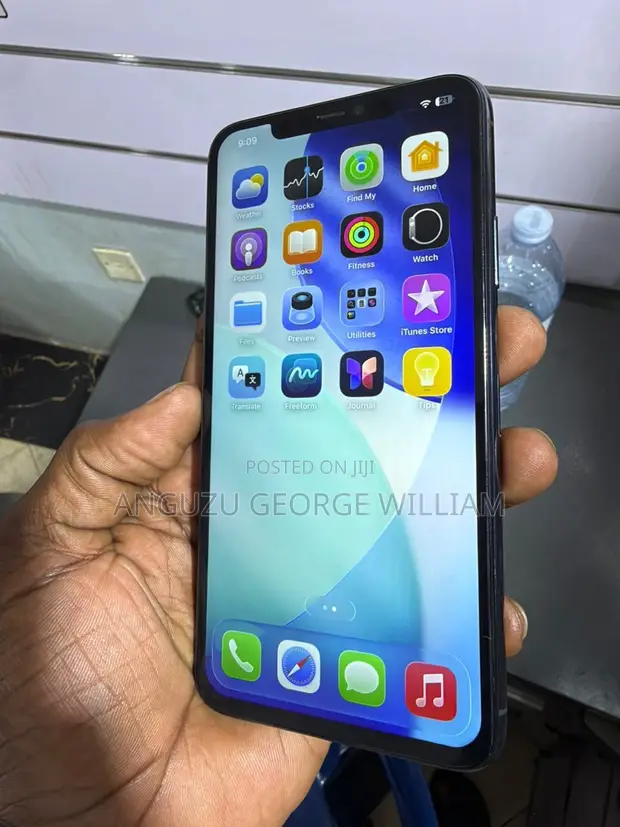 Apple iPhone 11 Pro Max 64GB Black - 1