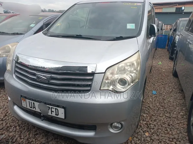 Toyota Noah 2011 Silver - 1