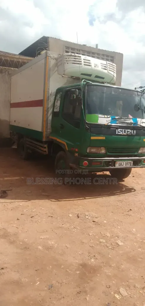 Isuzu Box Truck - 2007 - 1