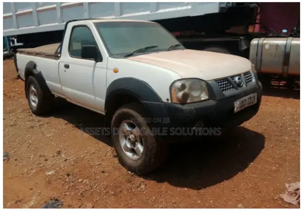 Nissan Pick-Up 2012 White - 1