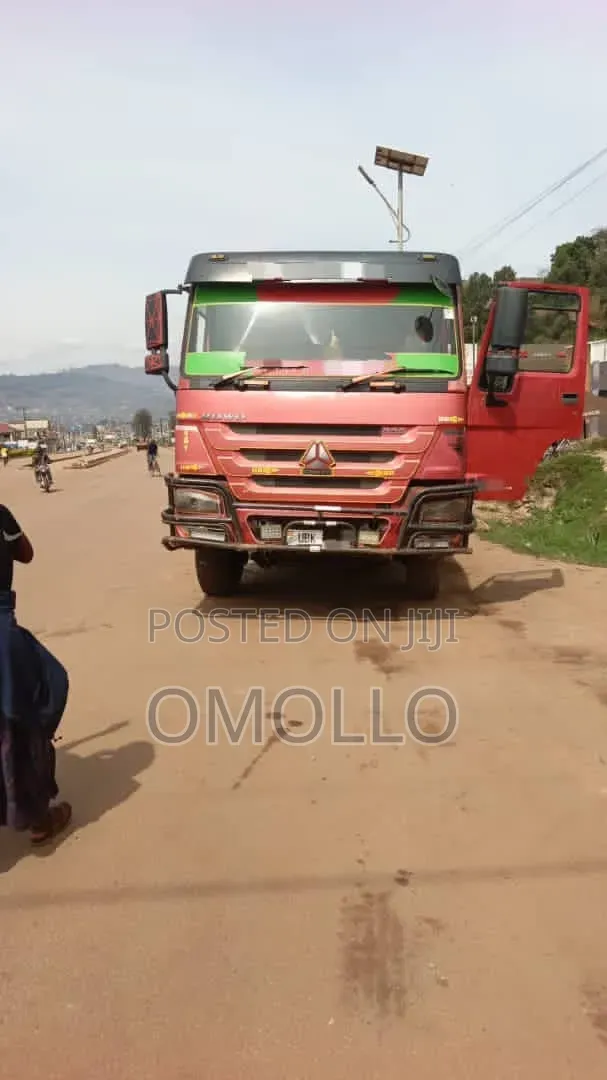 Sinotruk HOWO 10-Tonne Dump Truck - 1