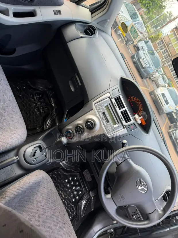 Toyota Vitz 2007 Silver - 1