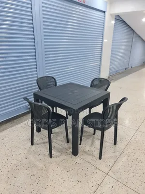 Outdoor/Indoor Dining Plastic Table and Chairs