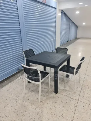 Quality Bar/Restaurant Plastic Table and Chair Set