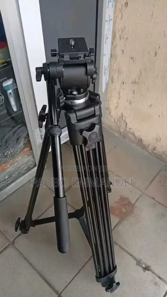 Ultimax UM-TR57 Lightweight Tripod Stand - 1