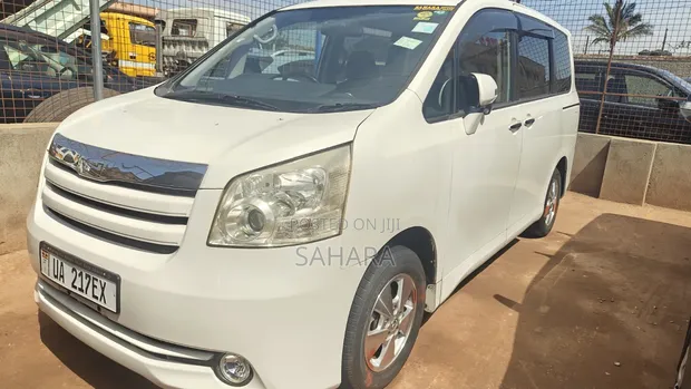 Toyota Noah 2011 White - 1